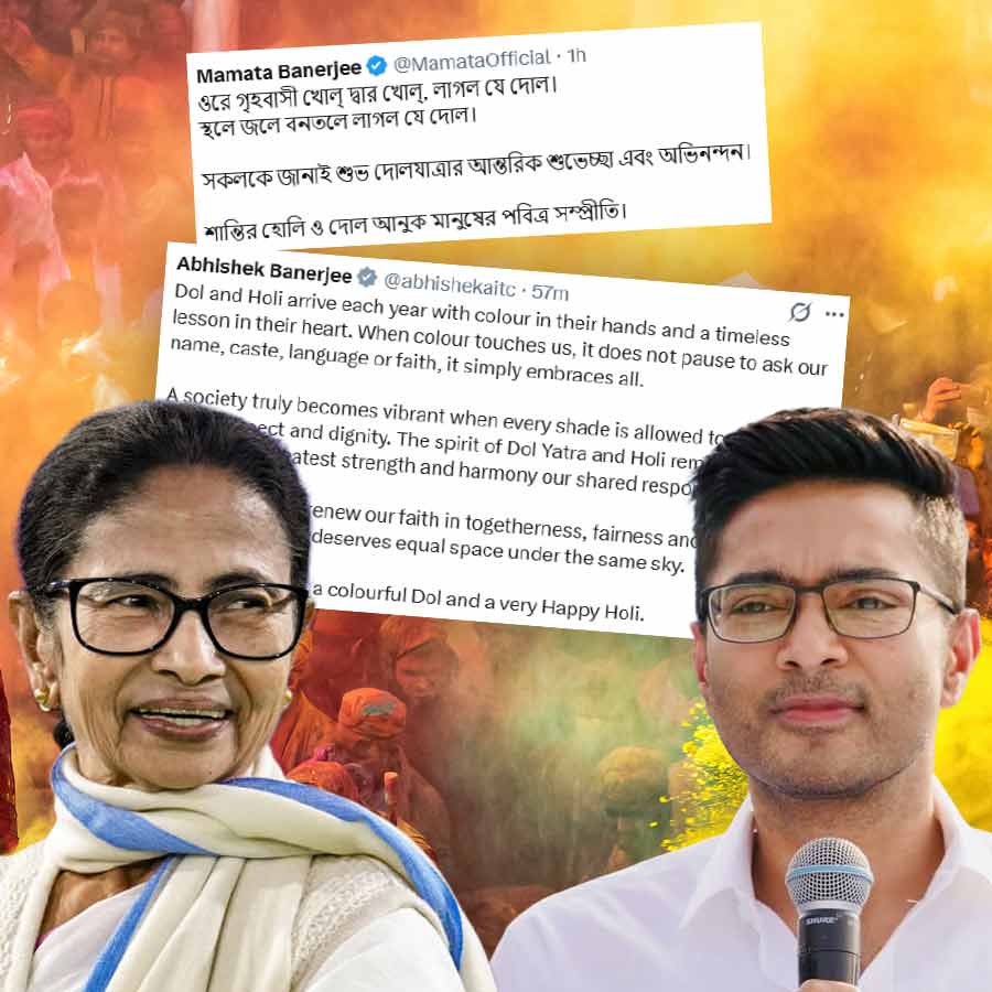 (বাঁ দিকে) পশ্চিমবঙ্গের মুখ্যমন্ত্রী মমতা বন্দ্যোপাধ্যায় এবং তৃণমূলের সর্বভারতীয় সাধারণ সম্পাদক অভিষেক বন্দ্যোপাধ্যায় (ডান দিকে)।