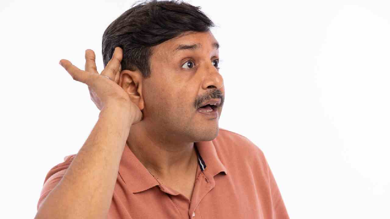 অল্পবয়সেই কানে কম শুনছেন?