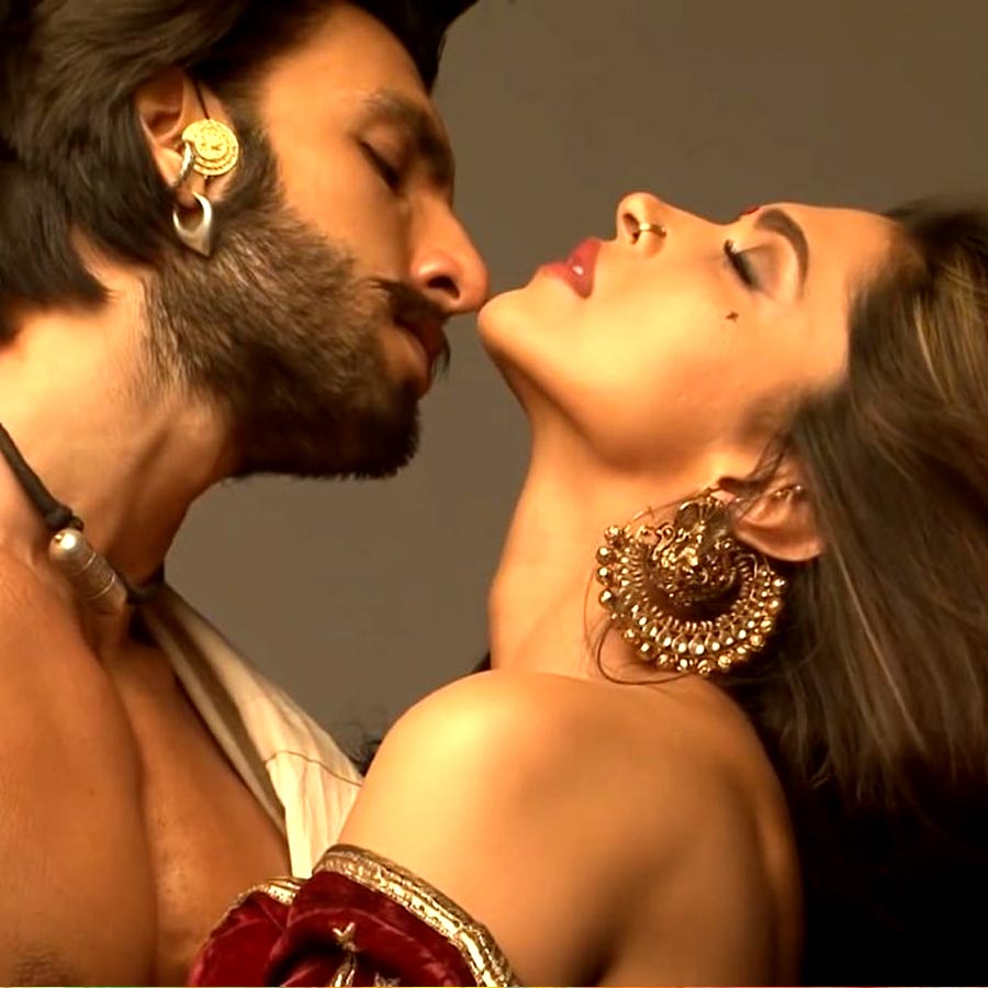 কেন দীপিকা-রণবীরের চুম্বন আলোচনায়?