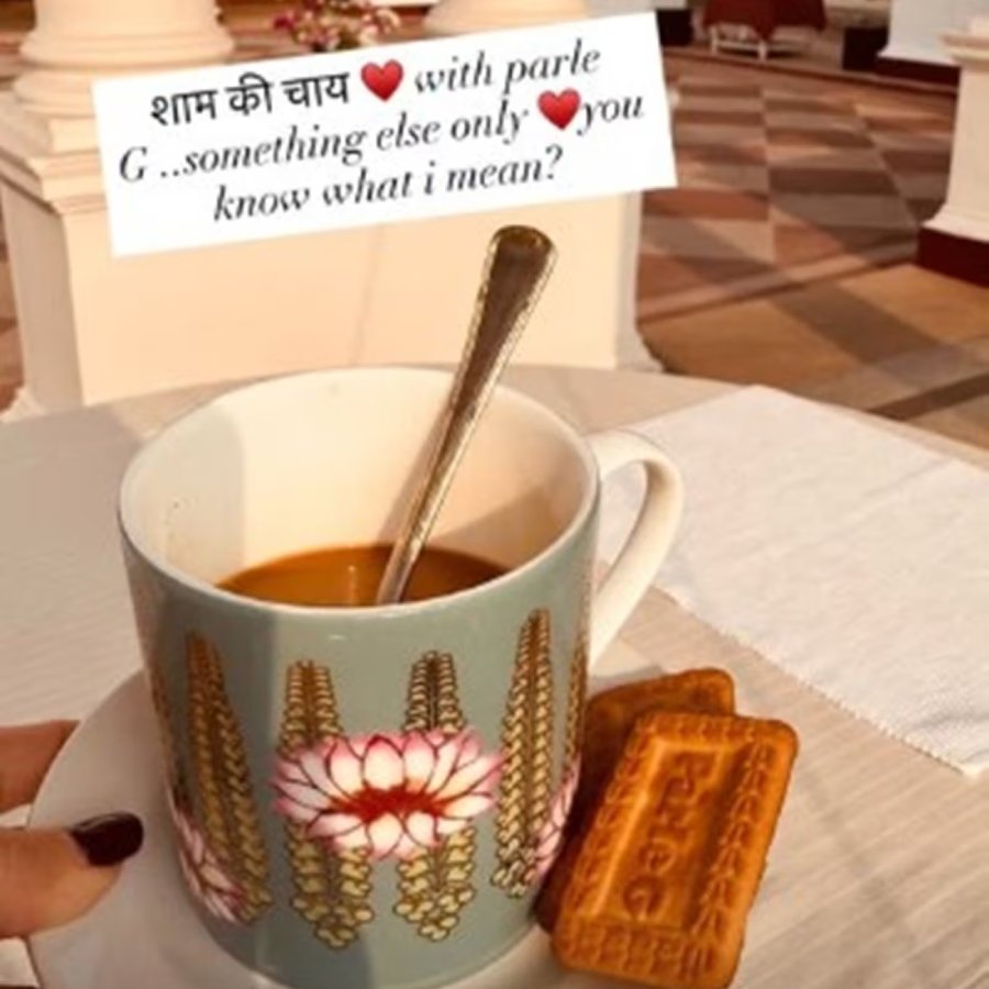 চা-বিস্কুট নিয়ে করিনার ইনস্টাগ্রাম স্টোরি।