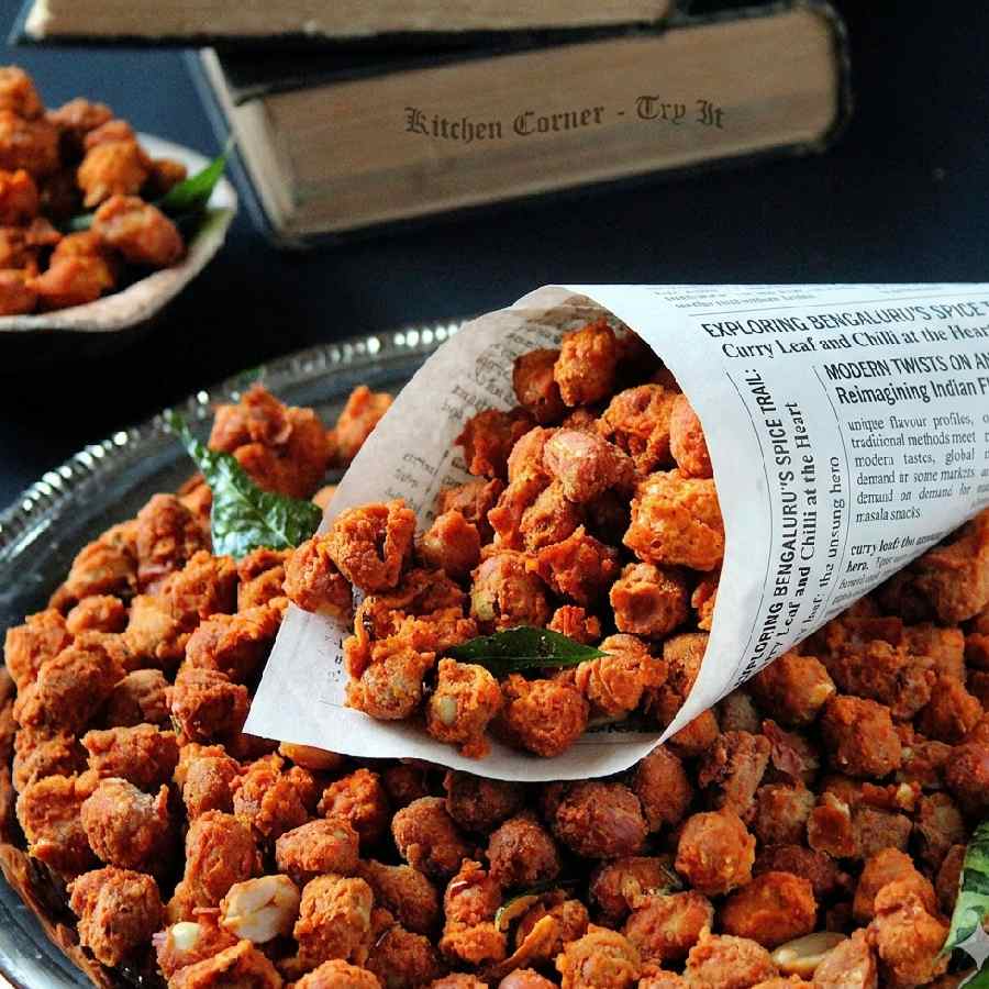 সান্ধ্য পার্টিতে মশলা মাখানো মুচমুচে বাদাম ভাজা থাকলে কেমন হয়?