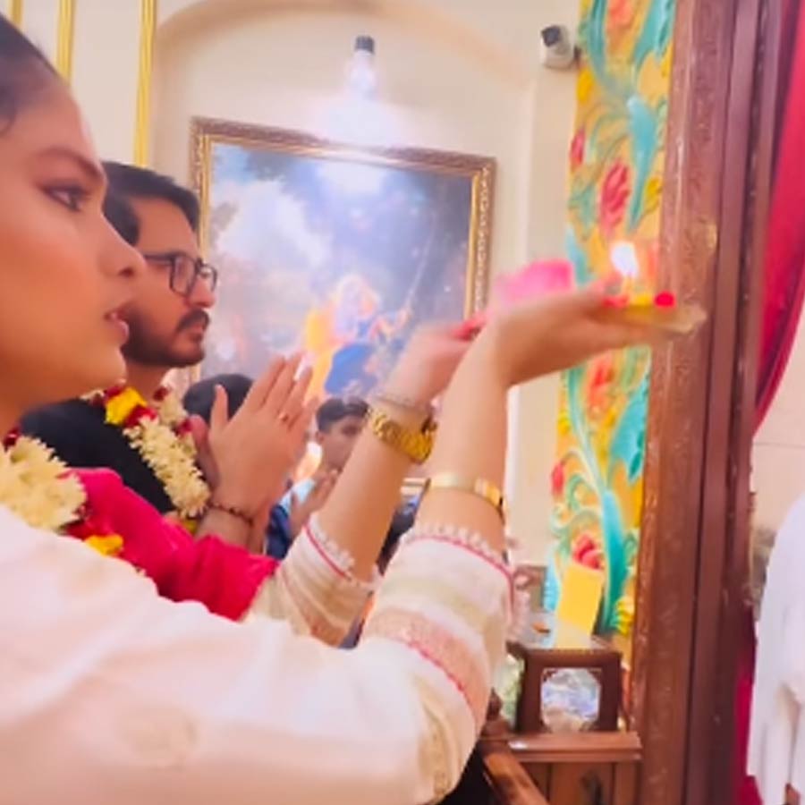 গলায় মালা, হাতে আরতির থালা, পুজো দিলেন হিরণ-ঋতিকা!