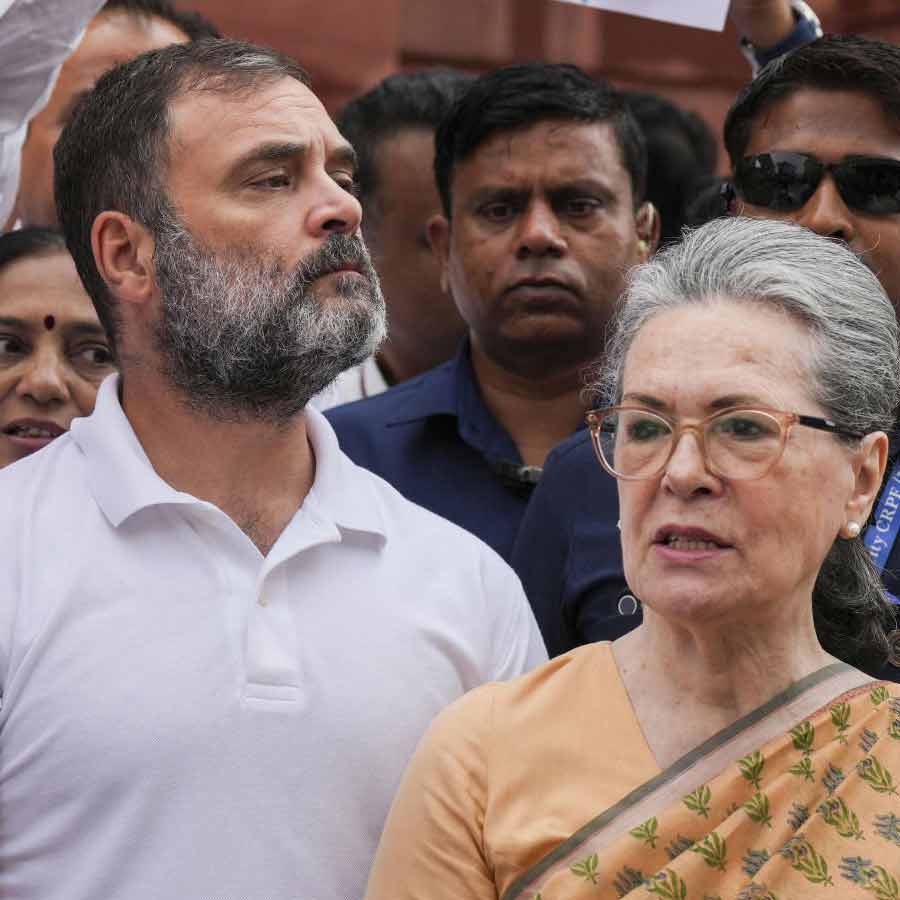 Sonia Gandhi and Rahul Gandhi attack Narenda Modi\\\\\\\'s government stand on West Asia\\\\\\\'s situation