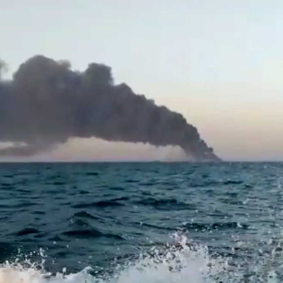 ওমান উপসাগরে ইরান নৌসেনার জাহাজের উপর হামলা আমেরিকার। ছবি: রয়টার্স।