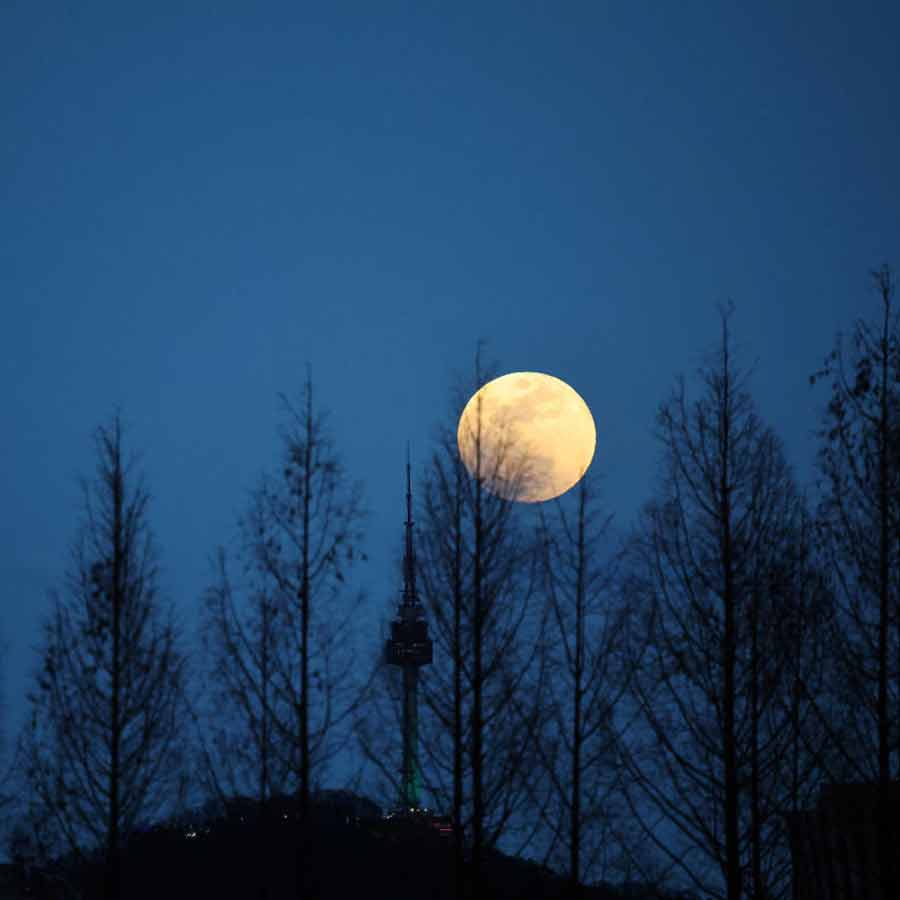 মঙ্গলবার দক্ষিণ কোরিয়ায় দেখা যাচ্ছে চন্দ্রগ্রহণ। আবছা হয়েছে চাঁদ।