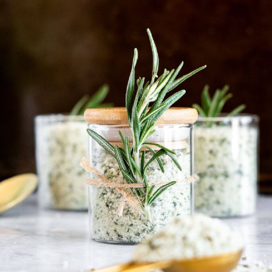 সাধারণ নুনের বদলে রোজ়মেরি সল্ট কেন রাখবেন?