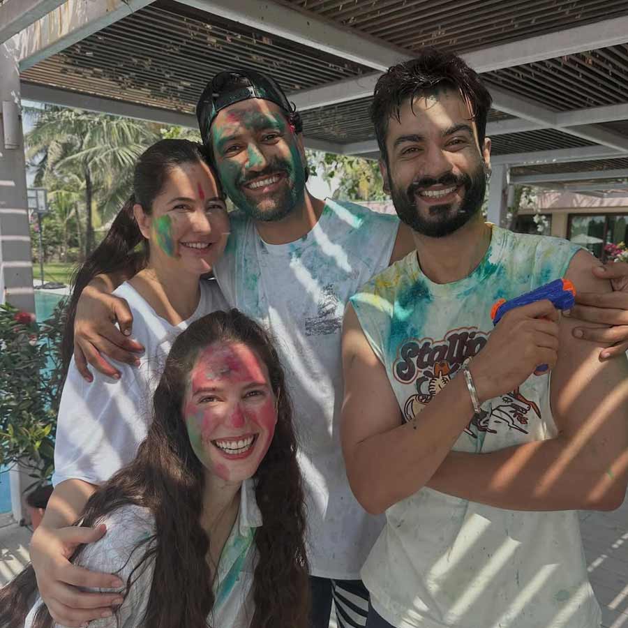 স্বামী, বোন ও দেওরকে নিয়ে দোল উদ্‌যাপন ক্যাটরিনার।