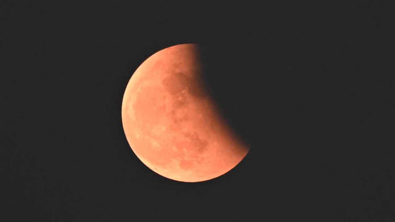 মঙ্গলবার ভারতবাসীও সাক্ষী থাকল চন্দ্রগ্রহণের।