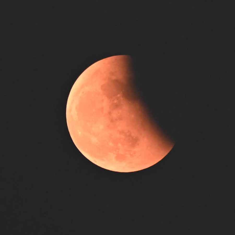 মঙ্গলবার ভারতবাসীও সাক্ষী থাকল চন্দ্রগ্রহণের।