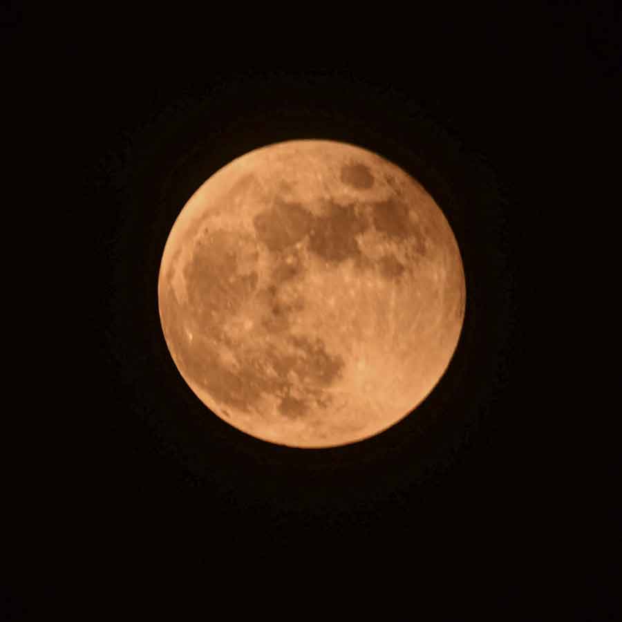 ভারতের আকাশে আবছা চাঁদ।