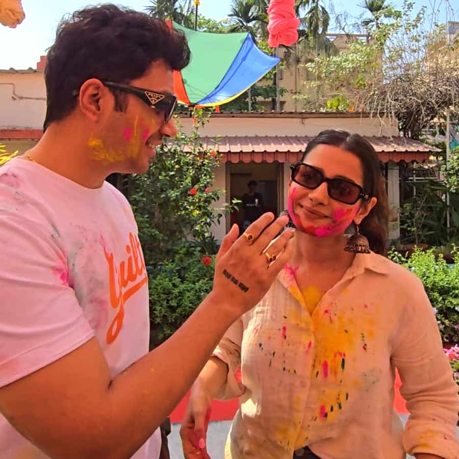 রোহন, অঙ্গনার কাছে ভালবাসার রং হলুদ।