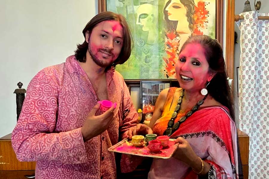 চার বছর পরে মা চৈতির সঙ্গে রং-এর উৎসবে অমর্ত্য।