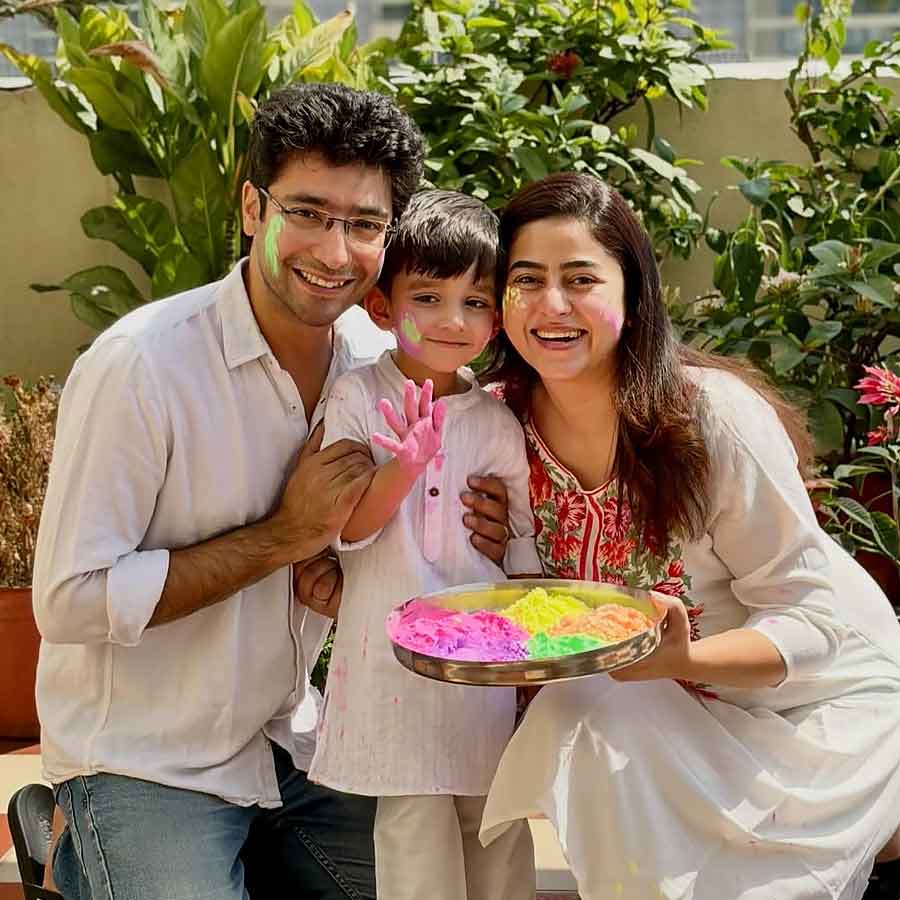 পরিবারের সঙ্গে আবির খেলতে ব্যস্ত গৌরব চক্রবর্তী। 