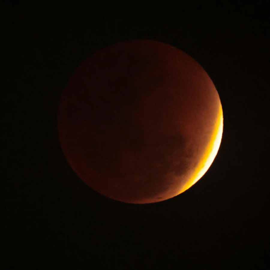 পৃথিবীর এক প্রান্ত থেকে চন্দ্রগ্রহণ। 