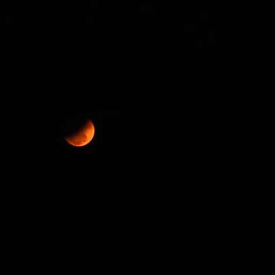 মঙ্গলবার সন্ধ্যায় কলকাতার আকাশে রক্তচাঁদ।