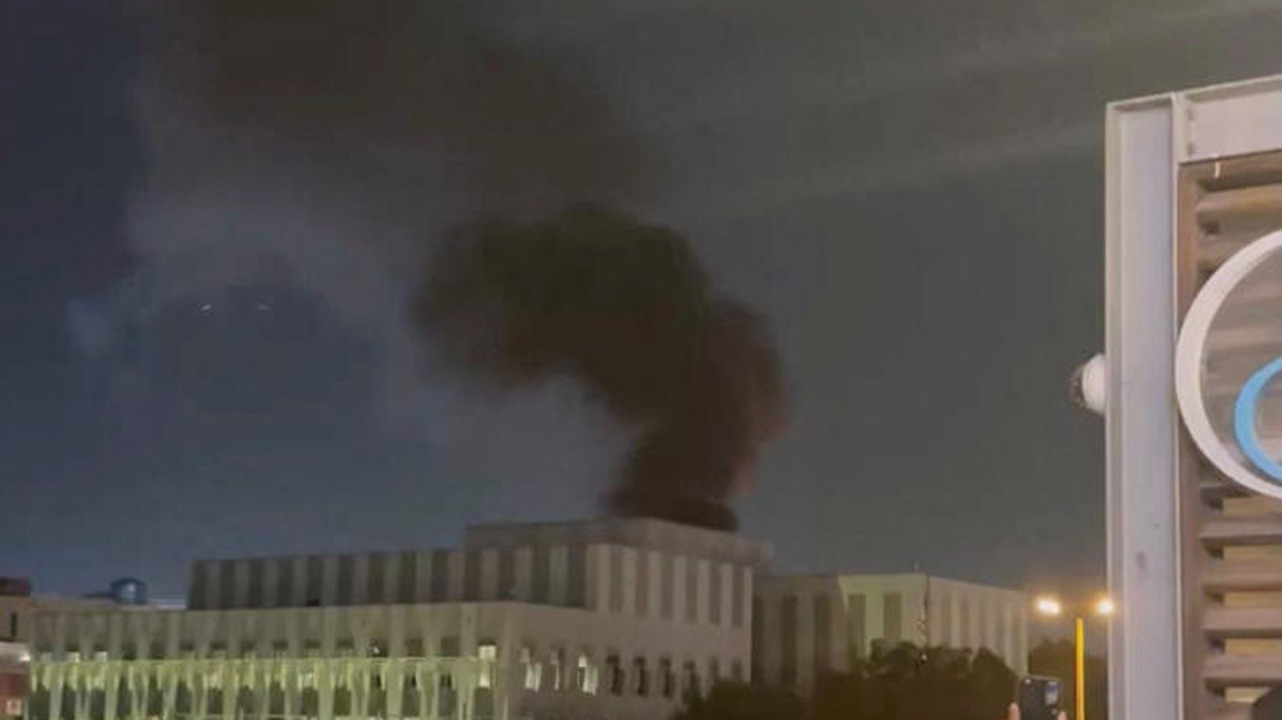 মঙ্গলবার রাতে দুবাইয়ের মার্কিন উপদূতাবাসের নিকটবর্তী এলাকা থেকে ধোঁয়া দেখা যায়।