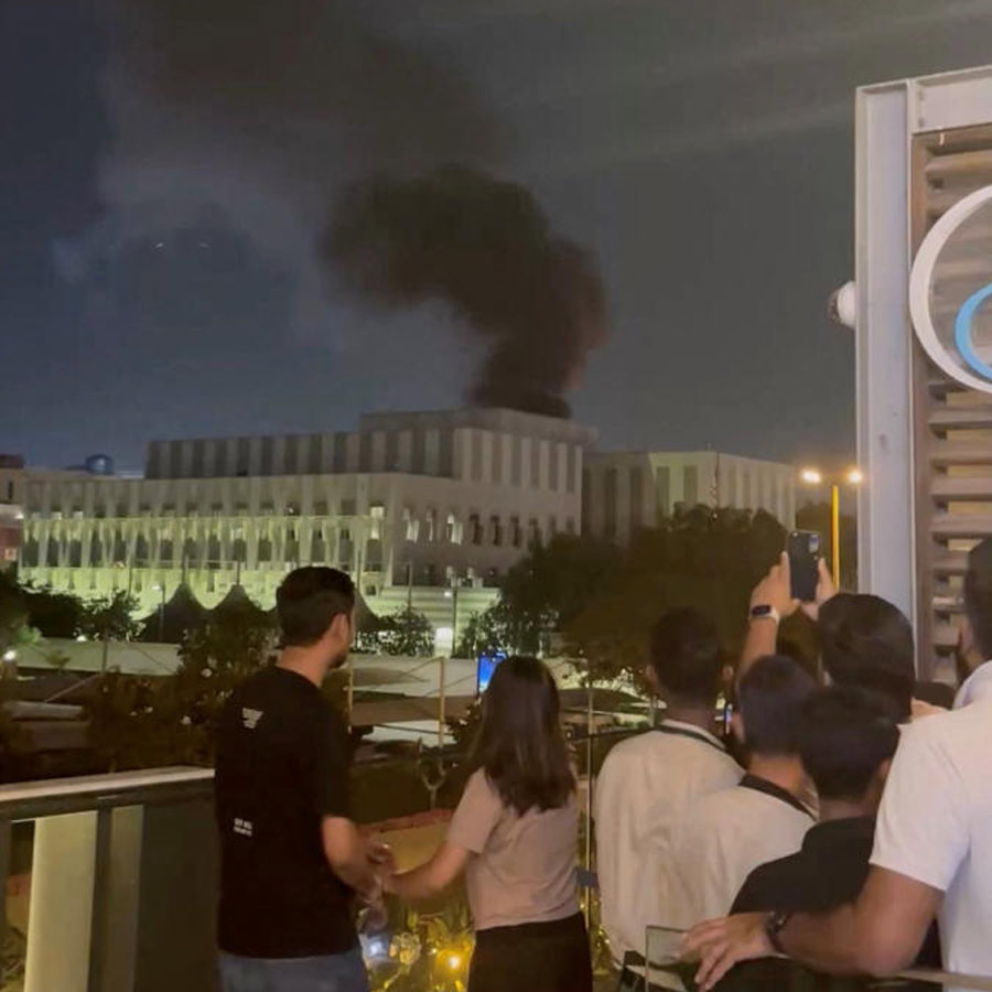 মঙ্গলবার রাতে দুবাইয়ের মার্কিন উপদূতাবাসের নিকটবর্তী এলাকা থেকে ধোঁয়া দেখা যায়।