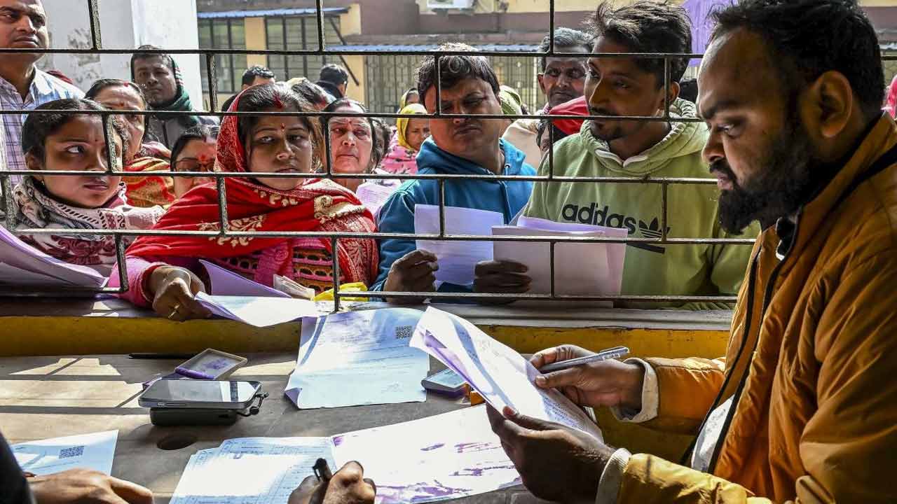উদ্বেগ: এসআইআর-এর শুনানিতে নথিপত্র যাচাই করানোর জন্য সাধারণ মানুষের ভিড়, নদিয়া, ফেব্রুয়ারি ২০২৬।