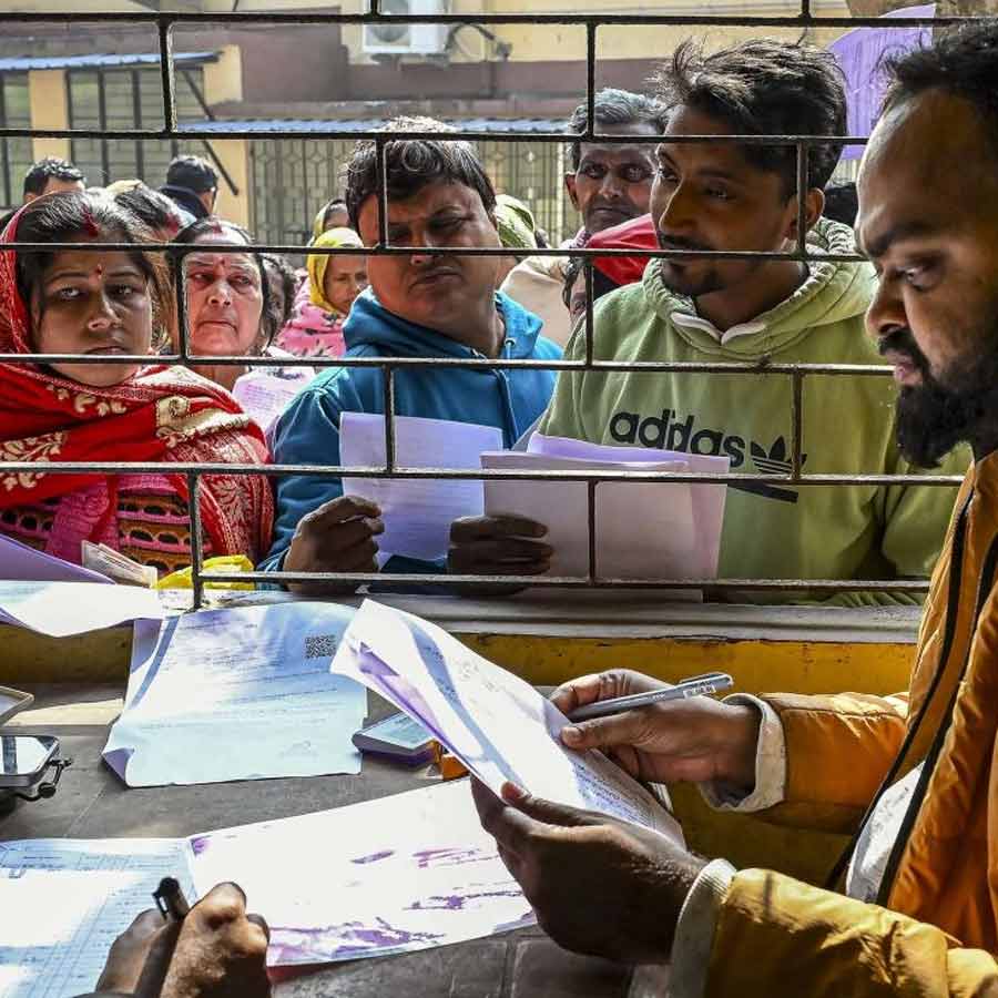 উদ্বেগ: এসআইআর-এর শুনানিতে নথিপত্র যাচাই করানোর জন্য সাধারণ মানুষের ভিড়, নদিয়া, ফেব্রুয়ারি ২০২৬।