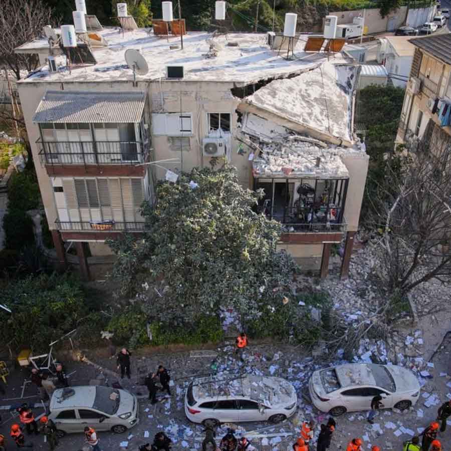 ইজরায়েলের রামাত গানে ইরানি হামলায় ক্ষতিগ্রস্ত আবাসন।