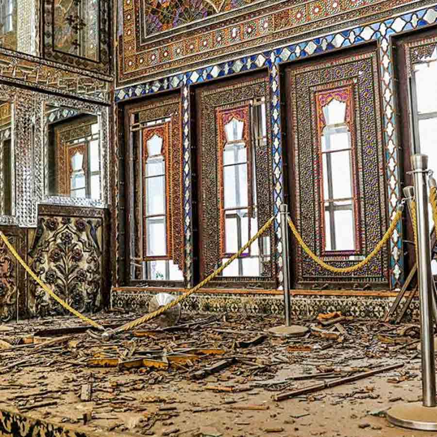 দিল্লি থেকে ময়ূর সিংহাসন লুট করে তেহরানের গোলেস্তান প্রাসাদে রেখেছিলেন নাদির শাহ। অনেক দিন ছিল সেখানে। ইজ়রায়েল-আমেরিকার ক্ষেপণাস্ত্র হানায় ব্যাপক ক্ষতিগ্রস্ত ষোড়শ শতাব্দীর সেই প্রাসাদ। 