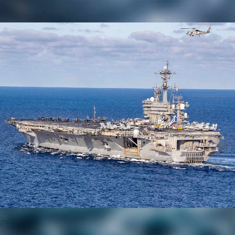 ইউএসএস আব্রাহাম লিঙ্কন একটি নিমিৎজ় শ্রেণির বিমানবাহী রণতরী। ১,০০০ ফুটেরও বেশি দৈর্ঘ্যের এই বিশাল জাহাজটি যুদ্ধের সময় ভাসমান শহর হিসাবে কাজ করে। সাড়ে পাঁচ হাজার জনেরও বেশি কর্মী বহন করতে সক্ষম রণতরীটি। এই জাহাজটি ১৯৮৯ সালে মার্কিন নৌবাহিনীতে আনুষ্ঠানিক ভাবে জায়গা পায়। যুক্তরাষ্ট্রের ১৬তম প্রেসিডেন্ট আব্রাহম লিঙ্কনের নামে নামকরণ করা এই রণতরীটি মার্কিন নৌবাহিনীর শক্তির অন্যতম প্রতীক হিসাবে বিবেচিত হয়।