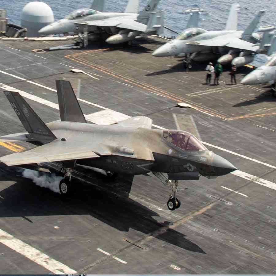 লিঙ্কন আদতে একটি ভাসমান বিমানঘাঁটির প্রতিরূপ। প্রায় ১,০৯২ ফুট দীর্ঘ এই জাহাজটিতে একসঙ্গে ৭০ থেকে ৯০টি যুদ্ধবিমান ও হেলিকপ্টার বহন করা সম্ভব। উড়ানের ডেকে স্টিম ক্যাটাপোল্ট ব্যবস্থার মাধ্যমে দ্রুত গতিতে বিমান উৎক্ষেপণ করা যায়। বিমান অবতরণ করার জন্য বিশেষ একটি প্রযুক্তি অ্যারেস্টিং গিয়ার ব্যবহার করা হয়। সাধারণত এফএ ১৮ সুপার হর্নেট, এফ ৩৫সি লাইটনিং, নজরদারি বিমান ও এমএইচ সিহক হেলিকপ্টার এতে মোতায়েন থাকে।