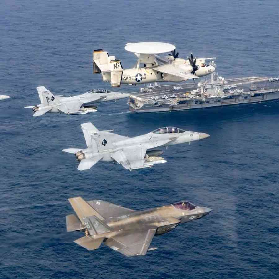 আমেরিকান সুপারক্যারিয়ারেরা কখনও একাকী ভ্রমণ করে না। একটি শক্তিশালী ‘ক্যারিয়ার স্ট্রাইক গ্রুপ’ দিয়ে সর্বদা সুরক্ষিত থাকে তারা। লিঙ্কন বর্তমানে তিনটি গাইডেড-ক্ষেপণাস্ত্র ধ্বংসকারী যুদ্ধজাহাজ দিয়ে পরিবেষ্টিত। এতে উন্নত রাডার সিস্টেম এবং ৯০টিরও বেশি ক্ষেপণাস্ত্র ধারণ ক্ষমতা আছে। জলপথে ধেয়ে আসা শত্রুপক্ষের আক্রমণকে প্রাথমিক ভাবে শনাক্ত এবং নিয়ন্ত্রণ করার জন্য একটি প্রতিরক্ষামূলক বলয় তৈরি করে।