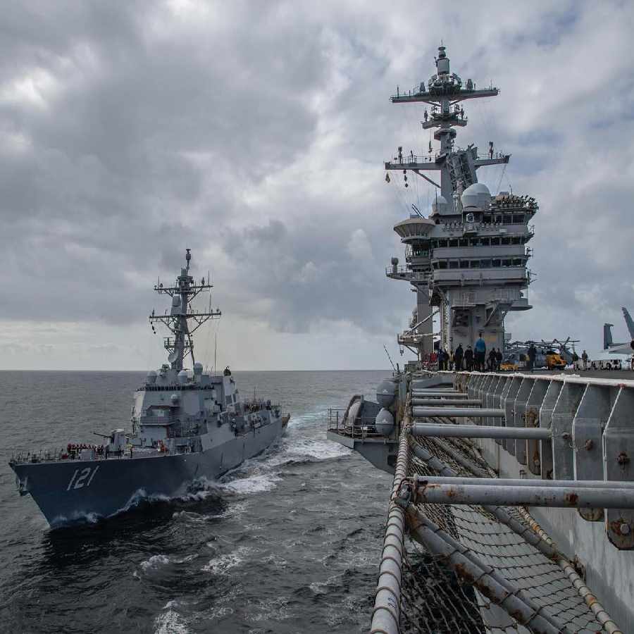 ‘ক্যারিয়ার স্ট্রাইক গ্রুপ’-এর যুদ্ধজাহাজগুলিও অত্যন্ত উন্নত, সম্পূর্ণ স্বয়ংক্রিয় এবং বহুমুখী নেভাল কমব্যাট সিস্টেম এজিস দিয়ে সজ্জিত। ক্রুজ়ার এবং ডেস্ট্রয়ারের সমন্বয়ে গঠিত ‘ক্যারিয়ার স্ট্রাইক গ্রুপ’। এই অত্যাধুনিক প্রযুক্তিতে শত শত ইন্টারসেপ্টর ব্যবহার করা হয়েছে, যার মধ্যে রয়েছে এসএম ৬ ক্ষেপণাস্ত্র, যা বিশেষ ভাবে শত্রু বিমান, ক্রুজ় ক্ষেপণাস্ত্র এবং ব্যালিস্টিক অস্ত্র ধ্বংস করার জন্য তৈরি করা হয়েছে।