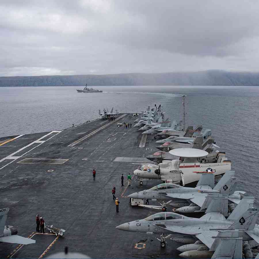 লিঙ্কন ক্যারিয়ার স্ট্রাইক গ্রুপের অংশ হওয়ায় এটি একা ঘোরাফেরা করে না। এর চারপাশে থাকা গাইডেড-মিসাইল ডেস্ট্রয়ার, ক্রুজ়ার ও সাবমেরিন— সমন্বিত প্রতিরক্ষা বলয় অত্যন্ত শক্তিশালী। বিশেষজ্ঞদের মতে, আধুনিক এয়ার ডিফেন্স ব্যবস্থা, আগাম সতর্কীকরণ বিমান ও উপগ্রহের নজরদারির ফলে বহুমাত্রিক সুরক্ষা বলয় তৈরি হয়। ক্ষেপণাস্ত্র প্রতিরোধে এজিস ব্যবস্থা, কাছাকাছি হুমকির ক্ষেত্রে ক্লোজ়-ইন ওয়েপন সিস্টেম ও অন্যান্য ক্ষেপণাস্ত্র সুরক্ষা সক্রিয় থাকে। ফলে সরাসরি আঘাত হানতে হলে ইরানের অত্যন্ত সমন্বিত ও ব্যাপক হামলা প্রয়োজন বলে মত প্রতিরক্ষা বিশেষজ্ঞদের একাংশের।।