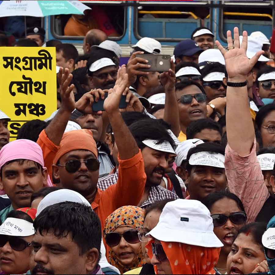 Despite the Supreme Court order on DA, the state government is unresponsive, government employees organizations have announced a \\\\\\\\\\\\\\\'Bandh Mubarak\\\\\\\\\\\\\\\' program on March 13