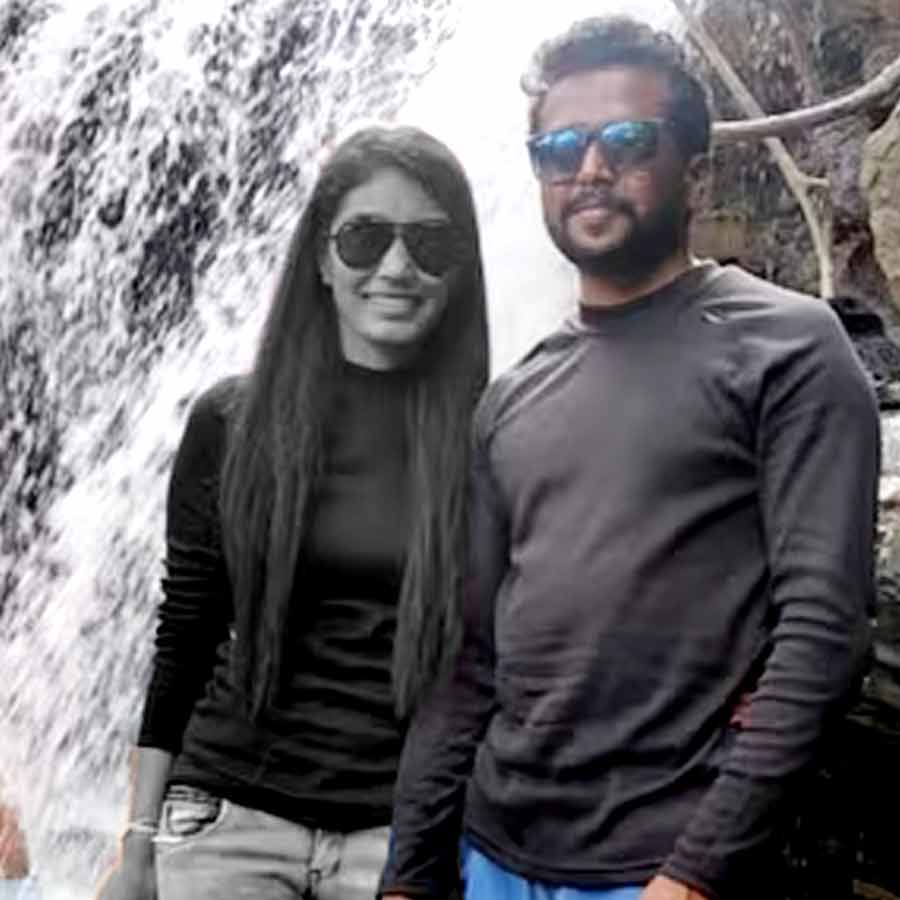 সুষমা এবং তাঁর স্বামী পুণীত কুমার। শ্বশুরবাড়িতে উদ্ধার হয়েছে সুষমার দেহ। ছবি: সংগৃহীত।