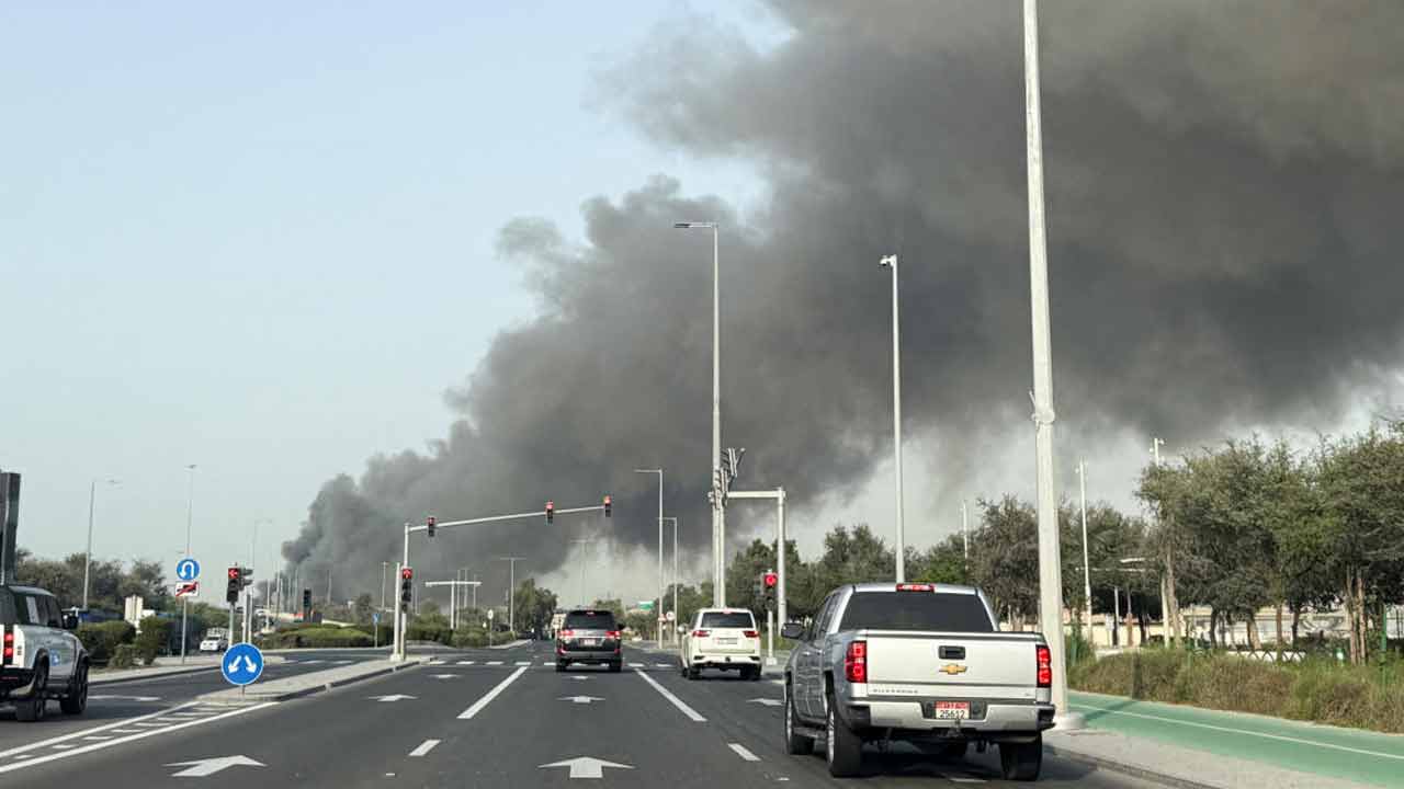 ইরানের হামলার পর আবু ধাবি বিমানবন্দর চত্বরে ধোঁয়া।