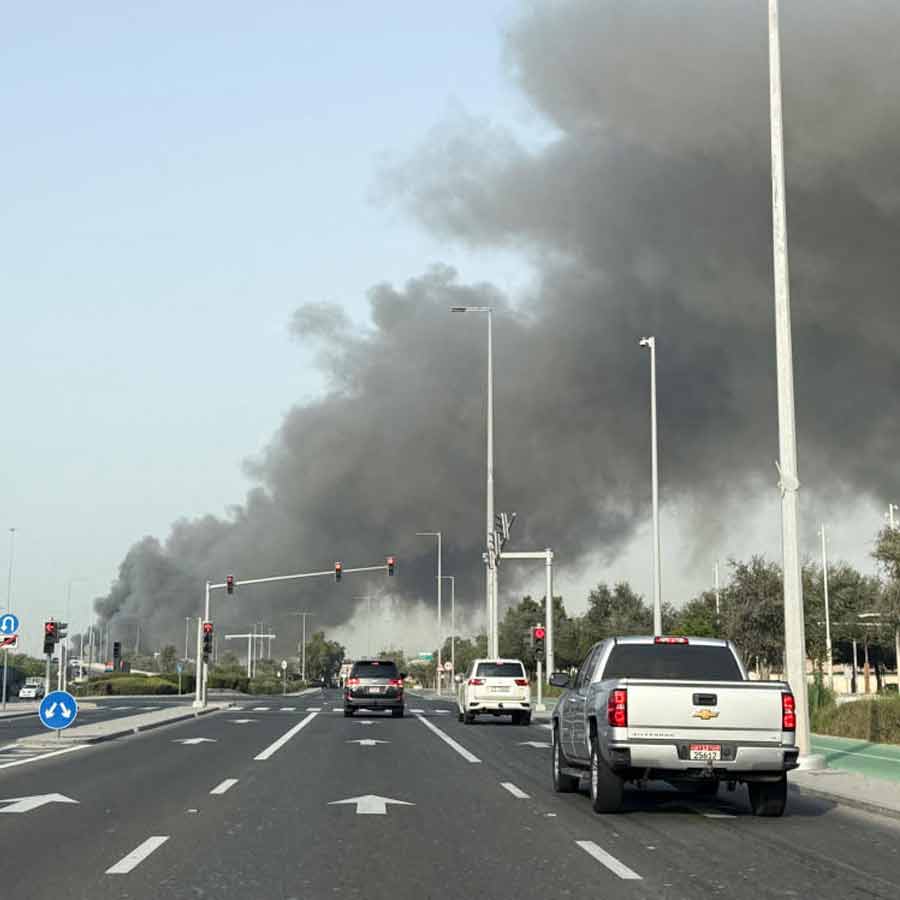 ইরানের হামলার পর আবু ধাবি বিমানবন্দর চত্বরে ধোঁয়া।