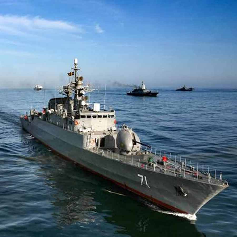 ইরানের যুদ্ধজাহাজ ধ্বংস করে দিল আমেরিকা।