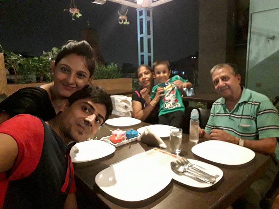 সপরিবার শঙ্কর ঘোষাল।