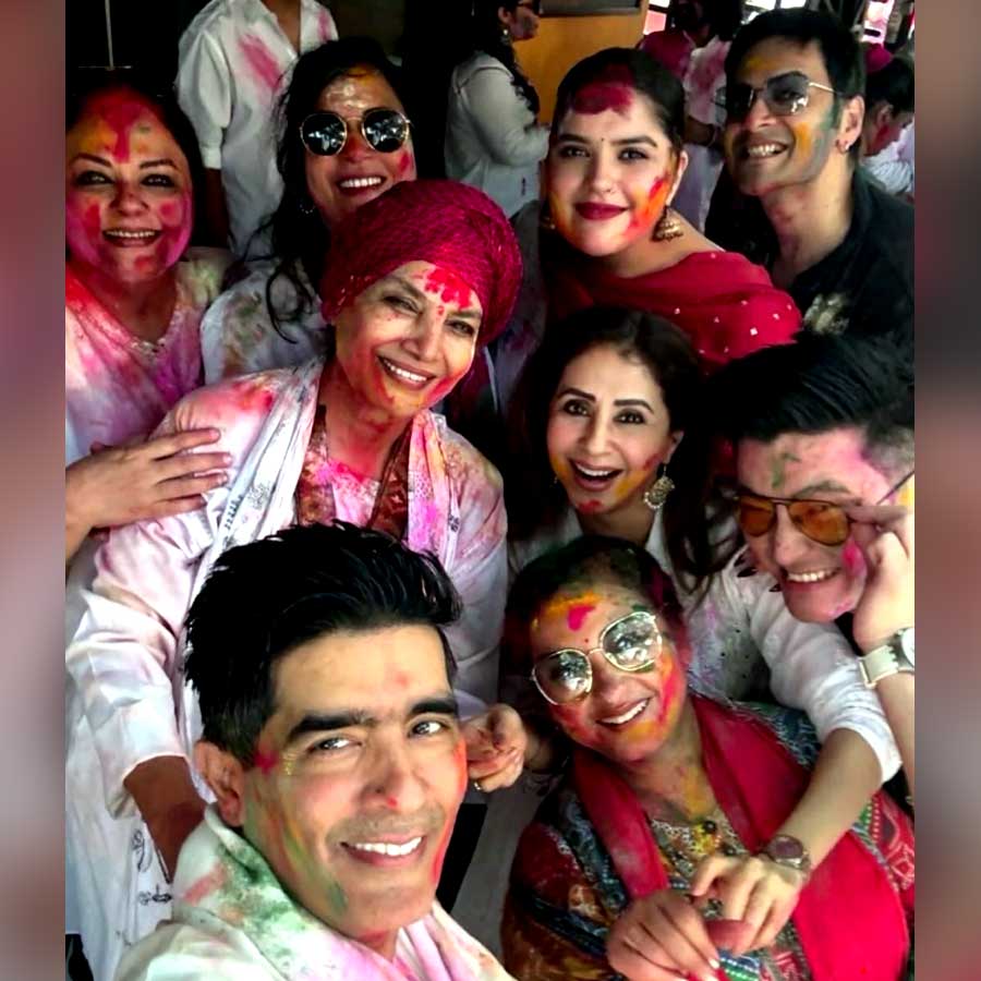 শাবানা আজ়মি এবং মণীশ মলহোত্রদের হোলির উদ্‌যাপন। 