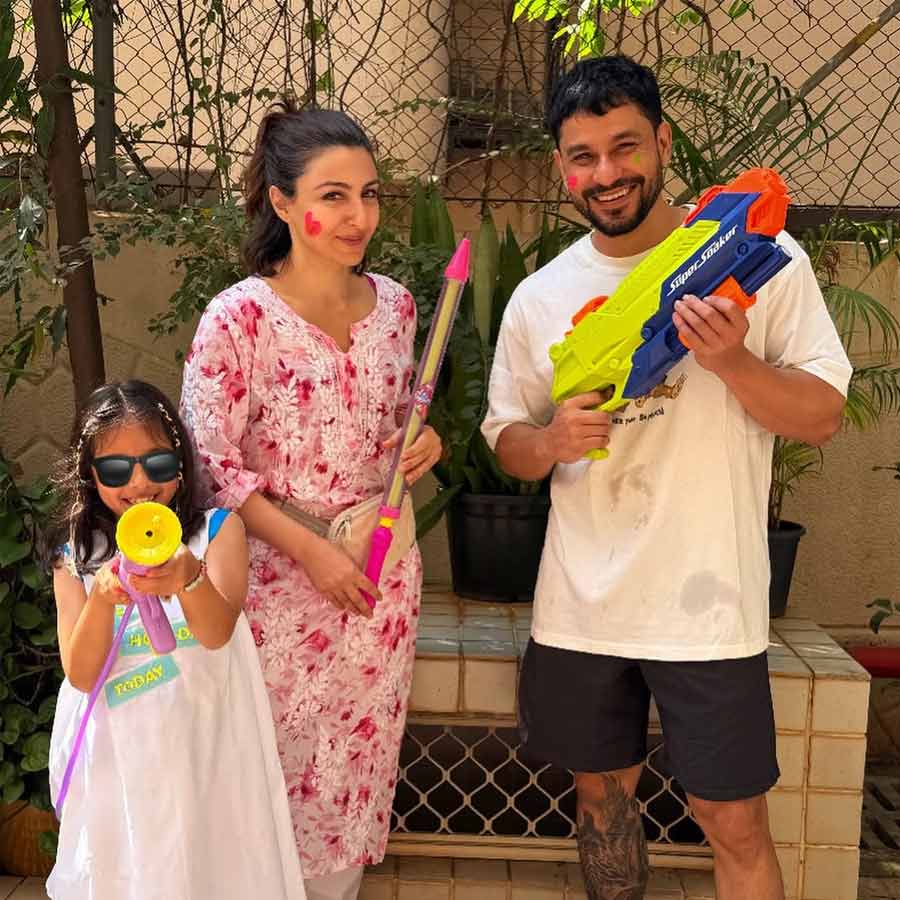 পরিবারের সঙ্গে রং খেলতে ব্যস্ত সোহা আলি খান। 