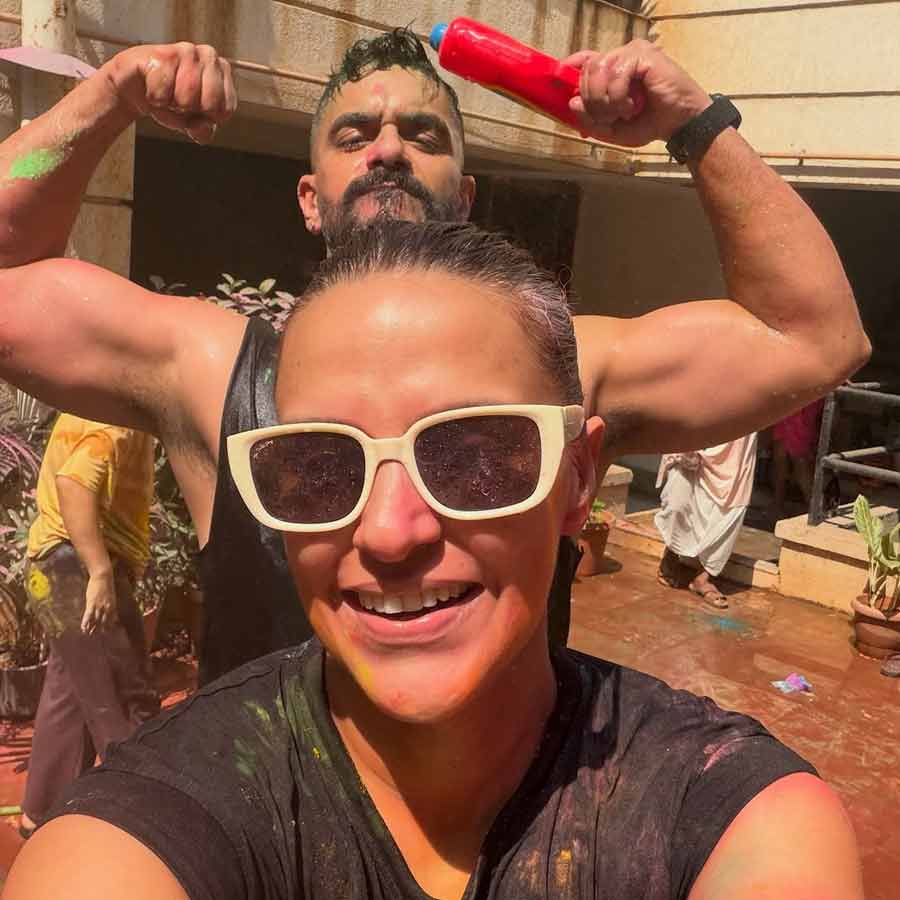 উৎসবের দিনে নেহা-অঙ্গদের খুনসুটি। 