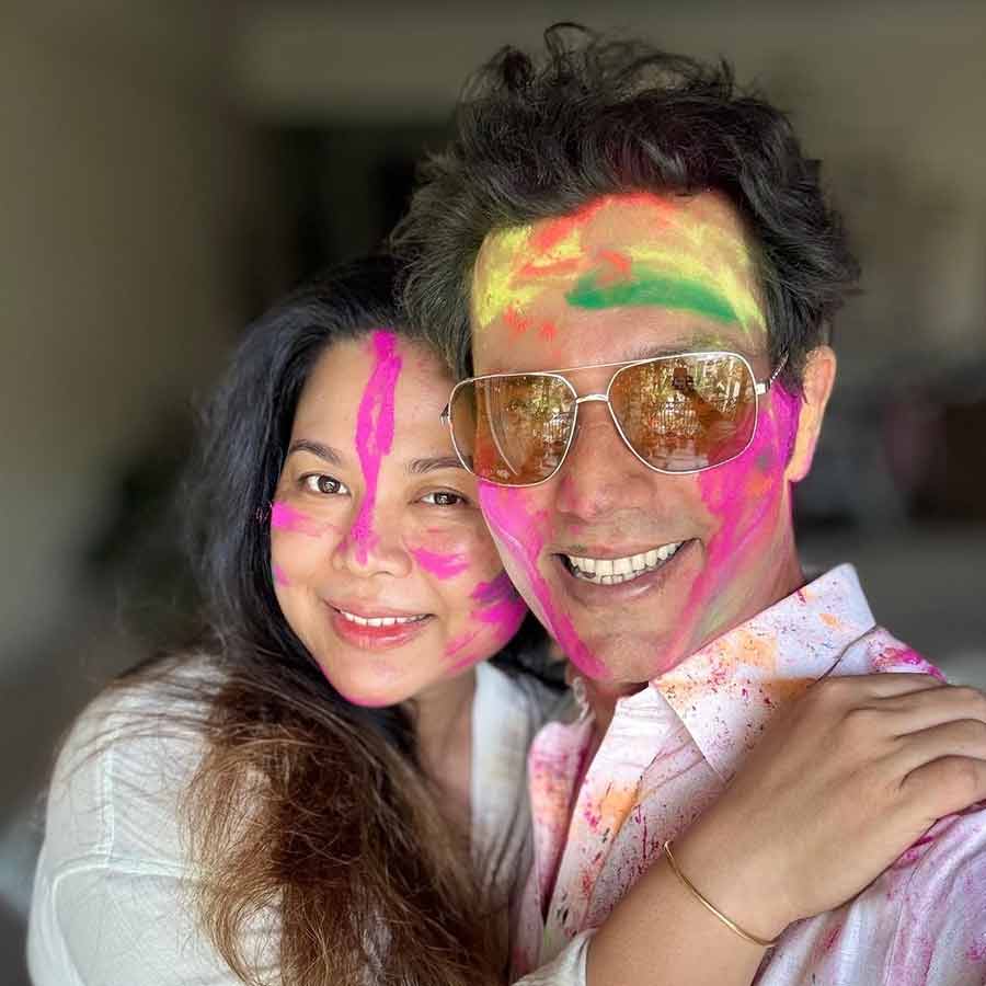 আবিরে রাঙা রণদীপ-লিন।