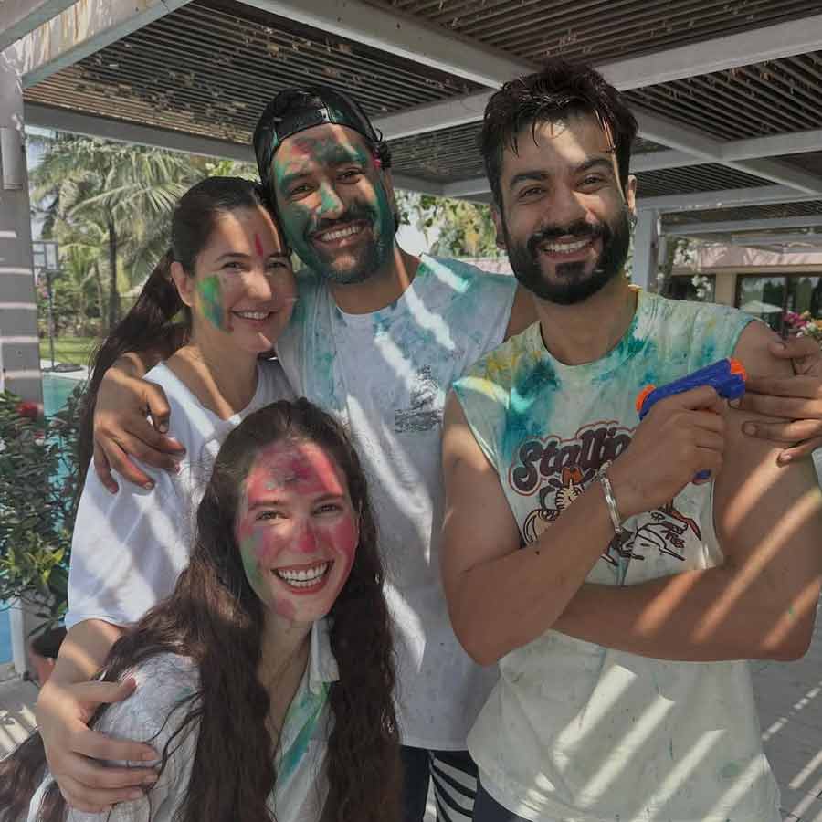 ভাই-বোনেদের সঙ্গে ভিকি-ক্যাটরিনার হুল্লোড়।