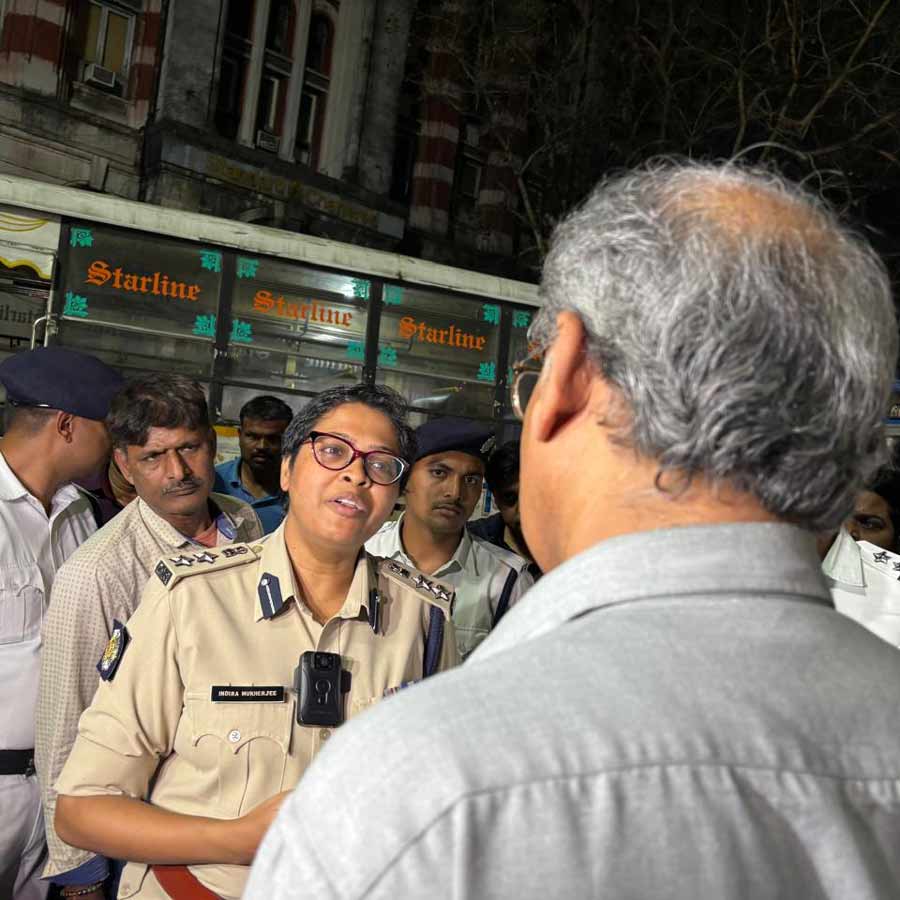 ‘বাম দূত’- এর সঙ্গে কথা বলছেন ইন্দিরা মুখোপাধ্যায়।