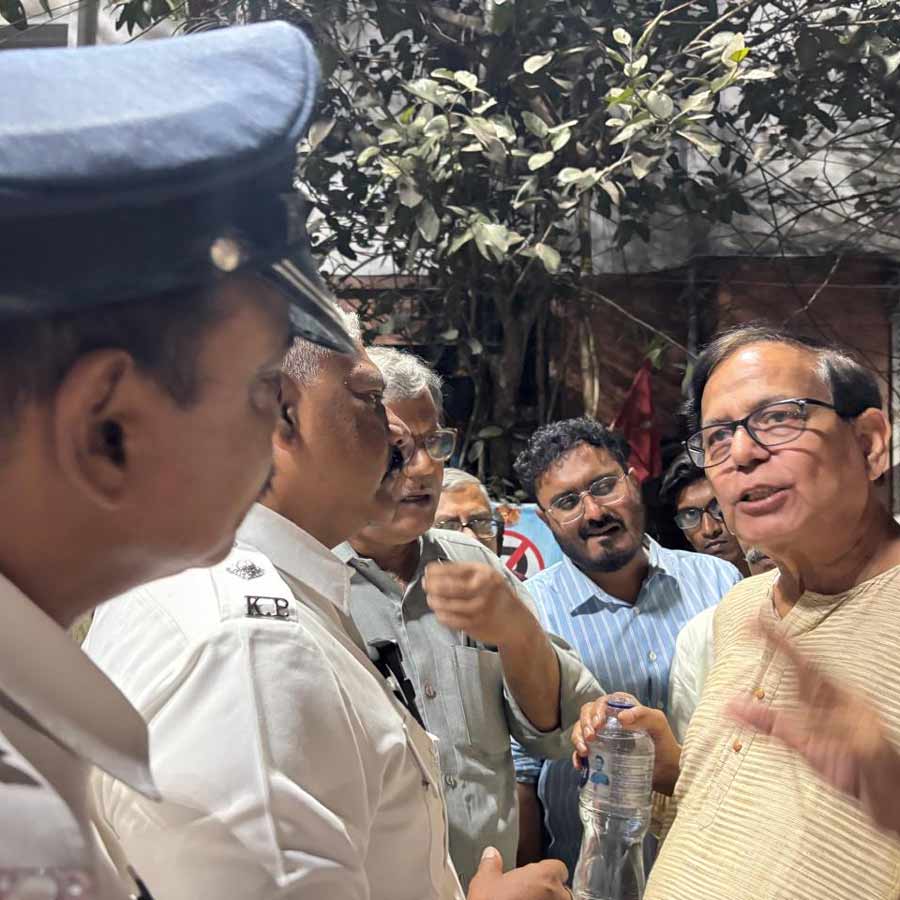  ‘পুলিশ দূত’-এর সঙ্গে কথা বলছেন মহম্মদ সেলিম।