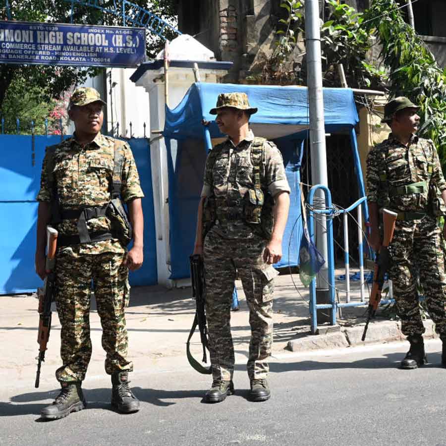 মধ্য কলকাতার তালতলায় একটি স্কুলের সামনে কেন্দ্রীয় বাহিনী। বুধবার।