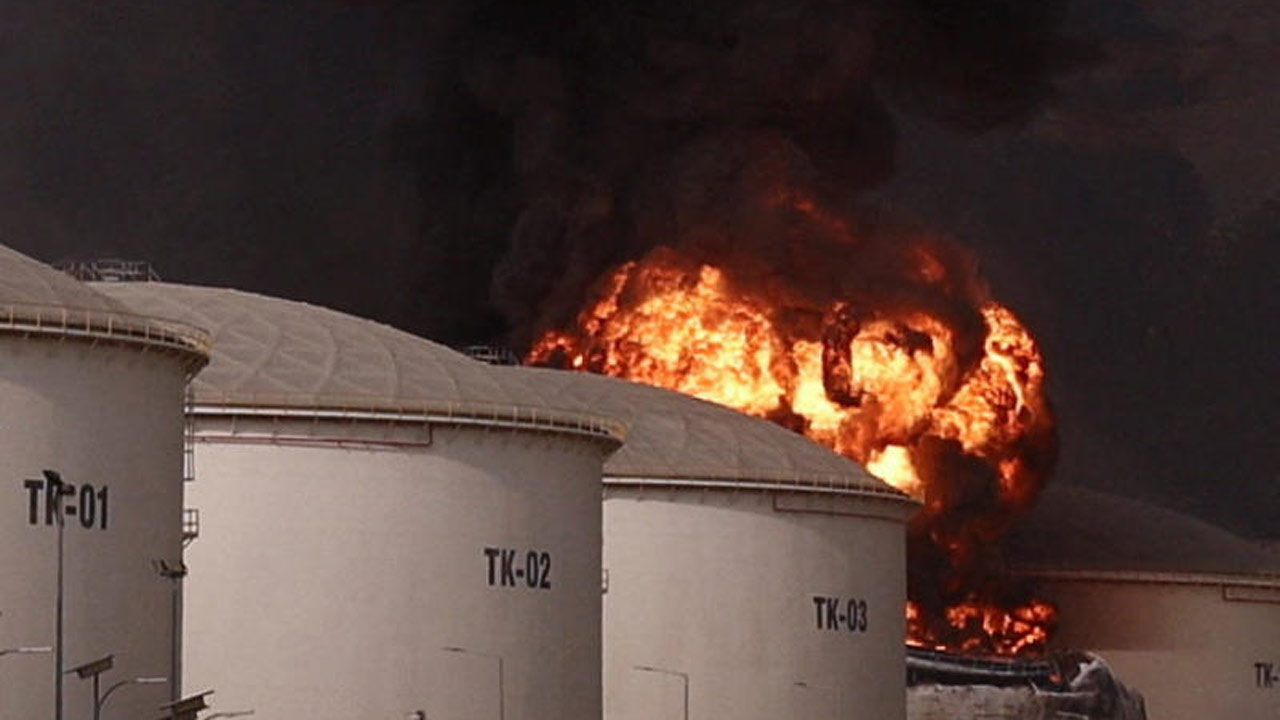 ড্রোনের অংশ ভেঙে পড়ে লেগেছে আগুন। সংযুক্ত আরব আমিরশাহির ফুজাইরাহ তেল শিল্প অঞ্চলে।