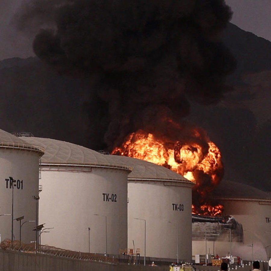 ড্রোনের অংশ ভেঙে পড়ে লেগেছে আগুন। সংযুক্ত আরব আমিরশাহির ফুজাইরাহ তেল শিল্প অঞ্চলে।