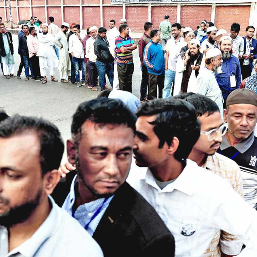 পদক্ষেপ: ভোটারদের মতদানে রাজনৈতিক অভিমুখ নির্বাচন করলেন বাংলাদেশের নাগরিকরা, ১২ ফেব্রুয়ারি।