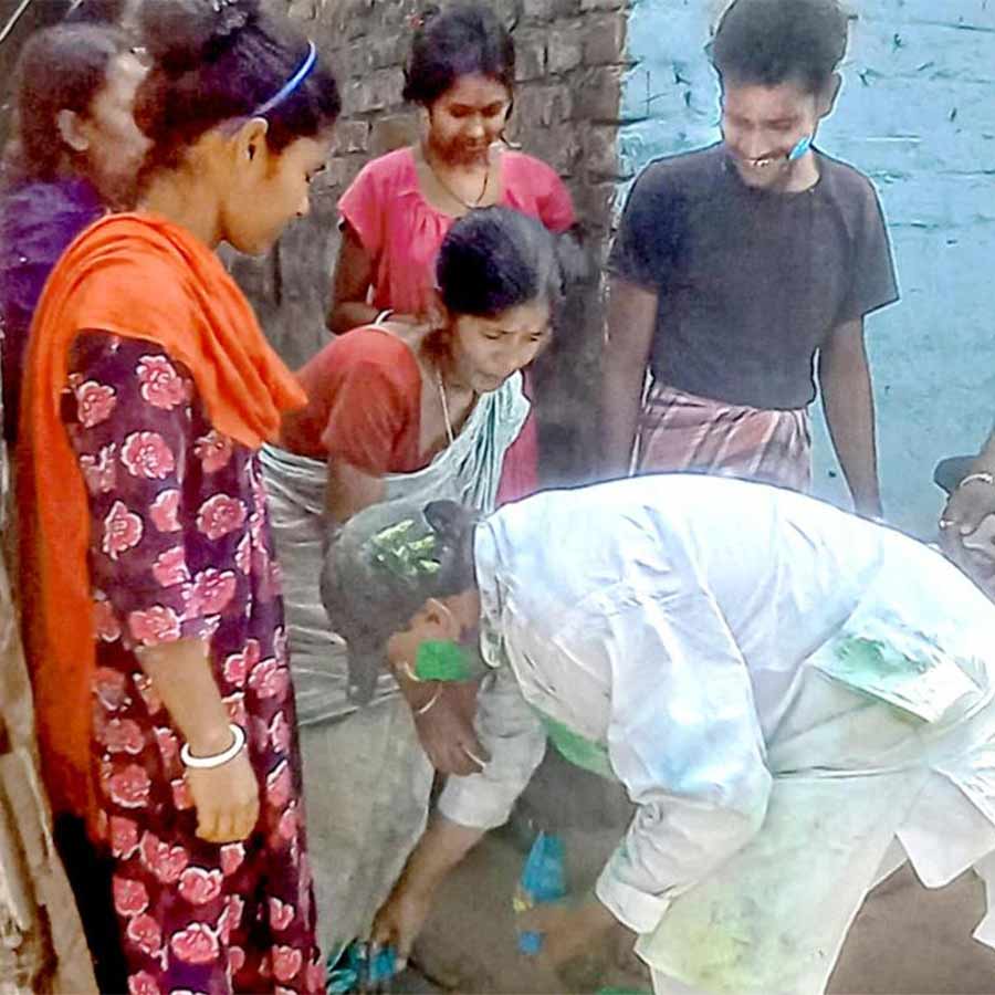 দোলে তৃণমূল বিধায়ক খোকন দাস।