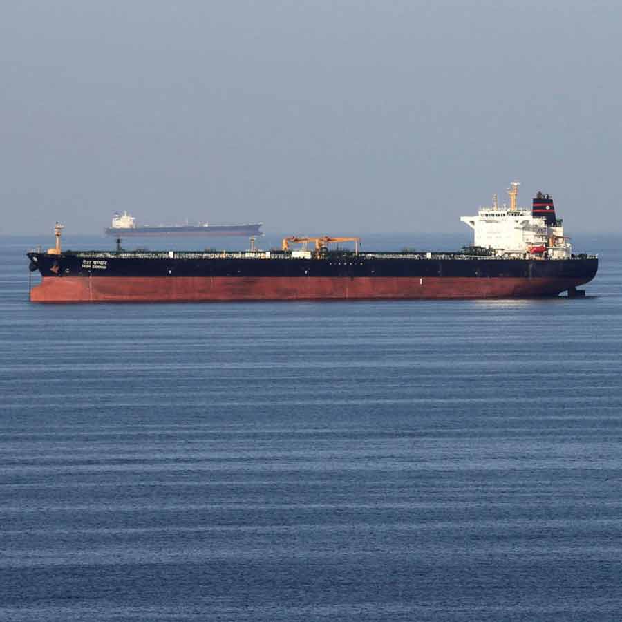 হরমুজ় প্রণালীতে জাহাজ।