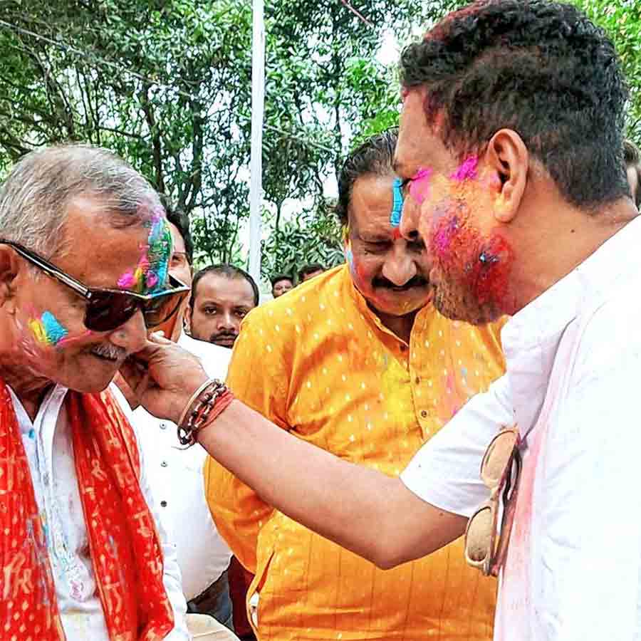 বসন্ত উৎসবে শিলিগুড়ির মেয়র গৌতম দেব ও বিজেপি বিধায়ক শঙ্কর ঘোষ।